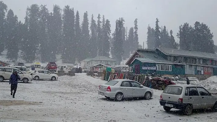 Tourists stranded in Himachal Pradesh